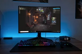 Bureau de joueur avec un écran de jeu et une manette dans la pénombre